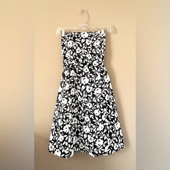 White House Black Market Dresses & Skirts - White House Black Market Floral Strapless Fit & Flare Dress